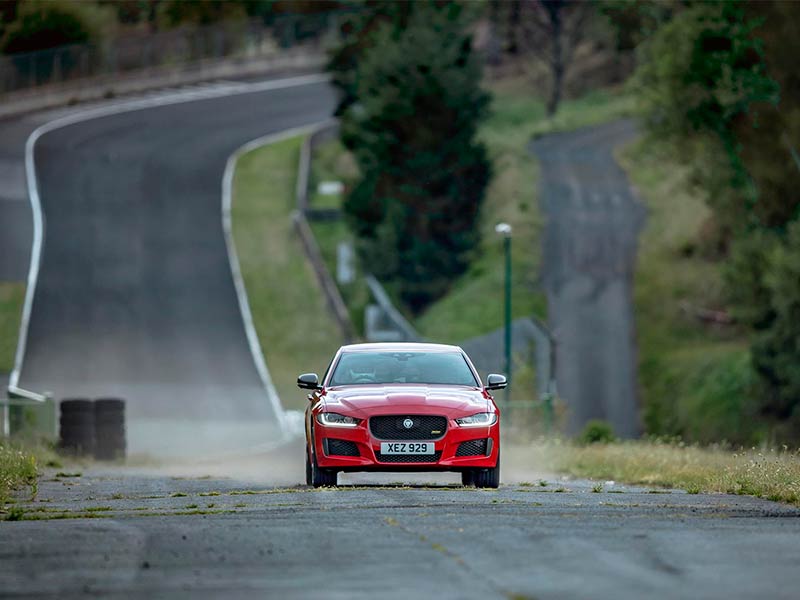 جاكوار XE تسجل إنجازاً جديداً على حلبة سباقات منسية في فرنسا